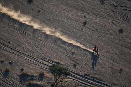 Toby Price court avec sa KTM pour Red Bull KTM Factory Team lors de l'étape du Rallye Dakar 2024 en Arabie saoudite.