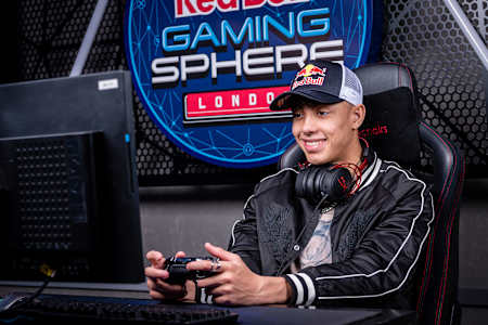 Jaden "Wolfiez" Ashman posiert für ein Foto im Red Bull Gaming Sphere in London