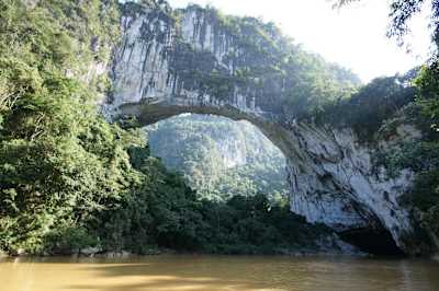 Xianren Bridge es el arco natural de mayores dimensiones del mundo, con 120 metros. Está ubicado en China.