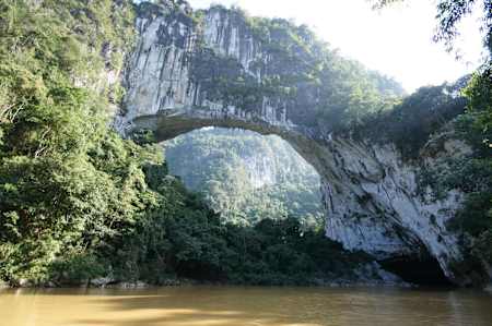 Xianren Bridge es el arco natural de mayores dimensiones del mundo, con 120 metros. Está ubicado en China.