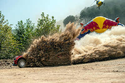 Un pilote roule au volant de sa voiture lors d'un rallye du championnat du monde WRC.
