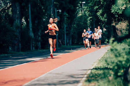 Des coureurs participent à l'édition 2021 Wings for Life world Run via l'application, à Budapest, en Hongrie.