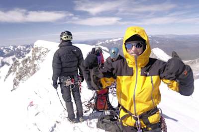 Auf dem Gipfel des Khuiten in der Mongolei gibt es viel zu lachen.