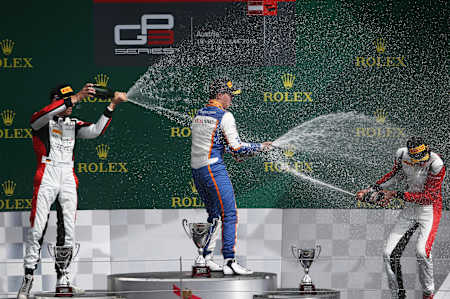 Le jeune pilote français de Formule 1 Esteban Ocon sur le podium du GP d'Autriche de F1 2015.