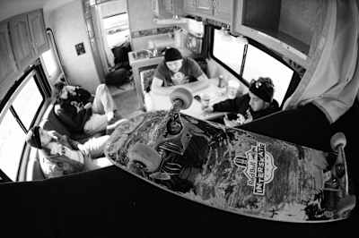 Des skateurs pros lors d'un tour.