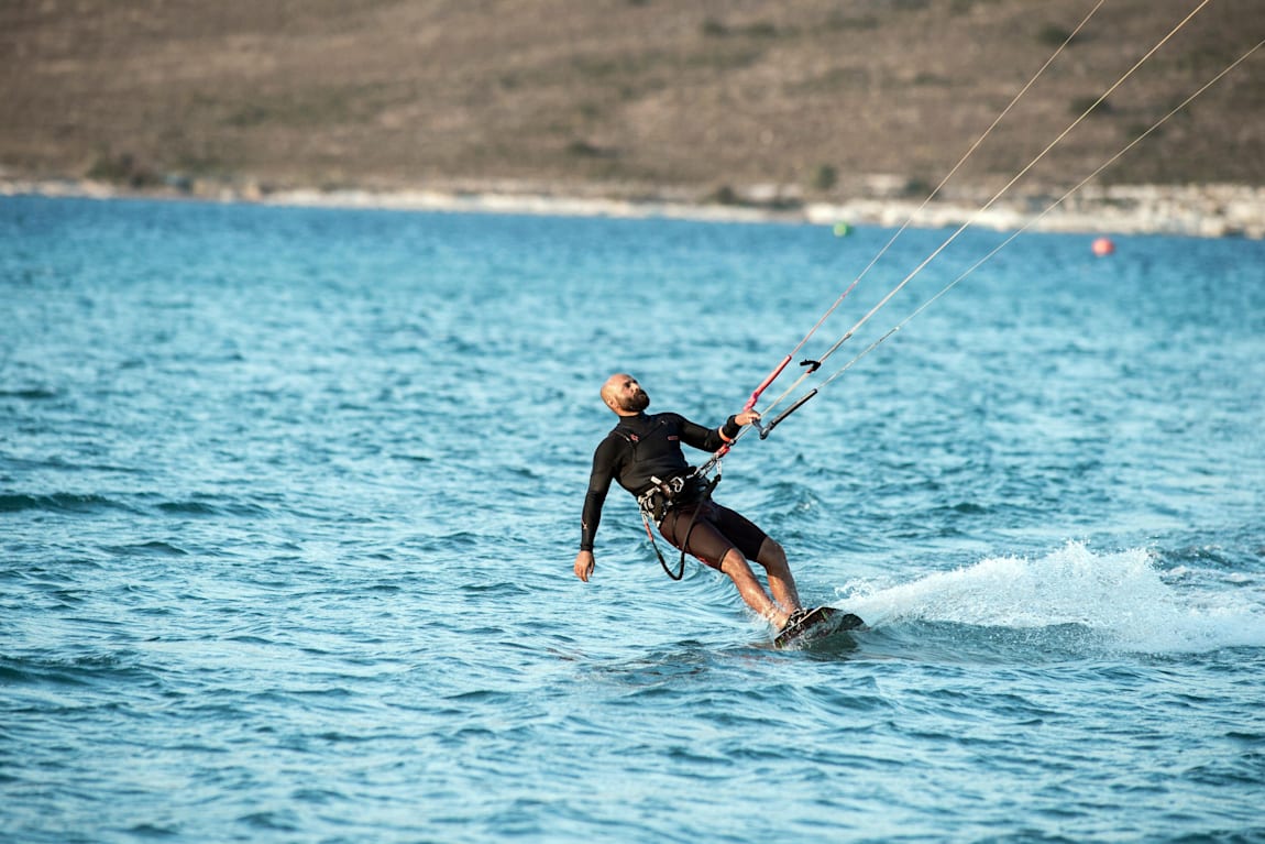 Alaçatı hem rüzgar sörfü hem kitesurf için Türkiye'deki ideal noktalardan