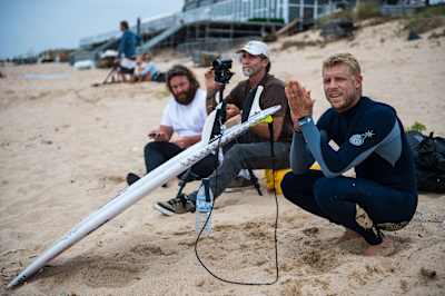 Mick Fanning sur la plage de Peniche, au Portugal, lors d'une session de surf.
