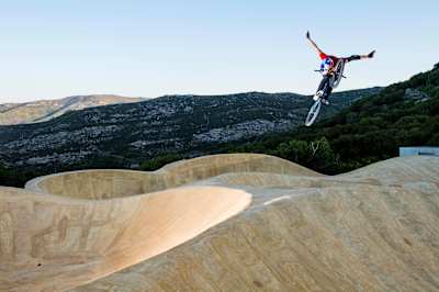 Guide des figures de VTT Slopestyle : Martin Söderström réalise un tuck no hander en VTT Slopestyle.