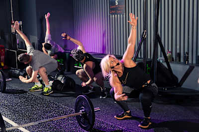 La coach Laura Hoggins vous dit tout sur l'entraînement au poids du corps ou musculation sans matériel.