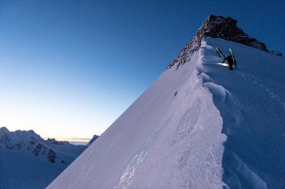 日の出と共にリッジを登る