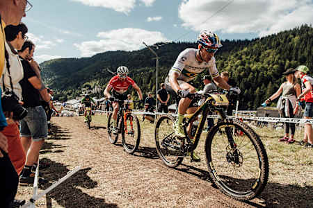Le rider brésilien Henrique Avancini en VTT cross-country à la Coupe du Monde de l'UCI à La Bresse.