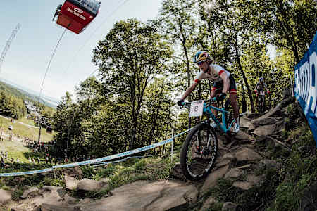 Emily Batty en acción durante la Copa del Mundo UCI XCO en Mont-Sainte-Anne, 2018.