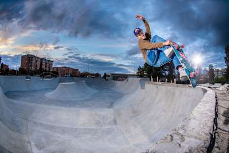 Ale Mazzara zeigt seine Skateboard-Skills im Ostia Skatepark in Italien. 