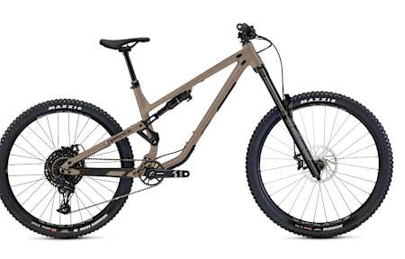 Disponible en plusieurs versions, le VTT enduro Commencal Meta SX Ride a évolué au fil des ans pour devenir absolument invincible sur tous les terrains.