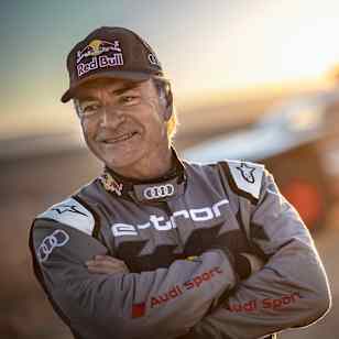 Carlos Sainz perform during testing in Erfoud, Morocco on November 8, 2021.