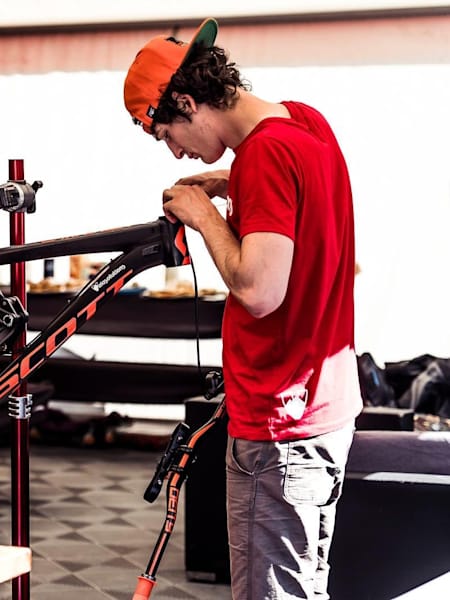 Mechanik podczas pracy nad rowerem Gaetena Vigé