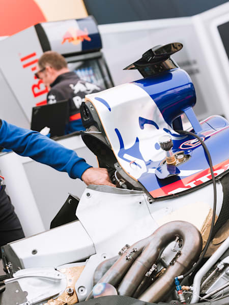 Mechanicy podczas pracy nad bolidem Formuły 1