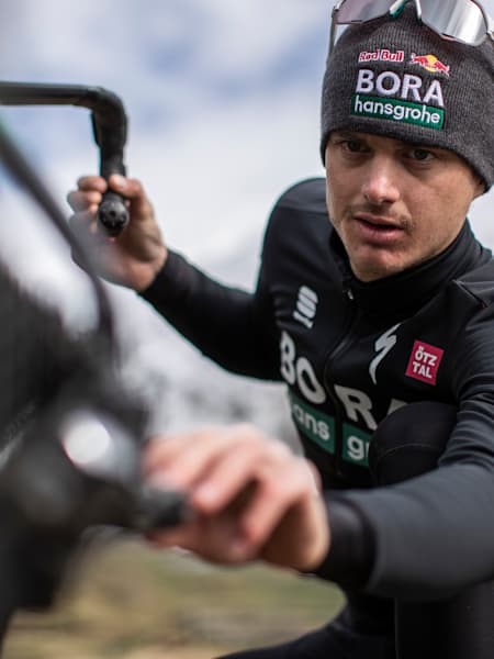 Toni Palzer stellt die Schaltung an seinem Rad ein.