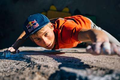Le jeune grimpeur allemand Alex Megos est l'un des meilleurs grimpeurs du monde.