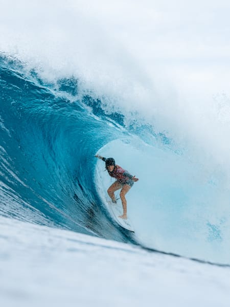 Caitlin Simmers surfe dans un tube lors du Lexus Pipe Pro 2024.