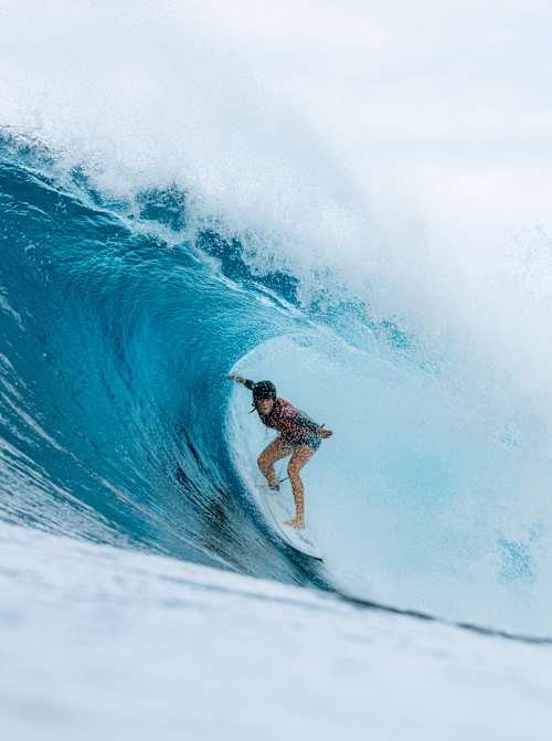 Caitlin Simmers andando no tubo em Backdoor no Lexus Pipe Pro 2024