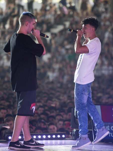 Mc Bnet y Mc Valles T en La Final Mundial del Red Bull Batalla de Los Gallos en el Club Hípico Argentino en Buenos Aires, Argentina el 9 de diciembre, 2018.