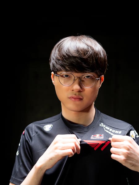 Photograph of Faker pulling his shirt