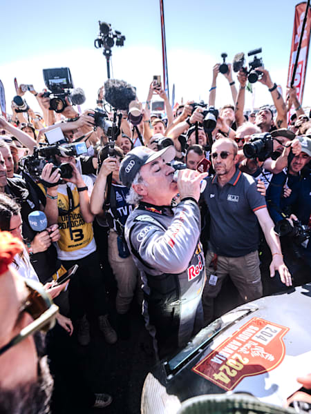 Carlos Sainz (ESP) en la línea de meta del Rally Dakar 2024 en Yanbu, Arabia Saudita, el 19 de enero de 2024.