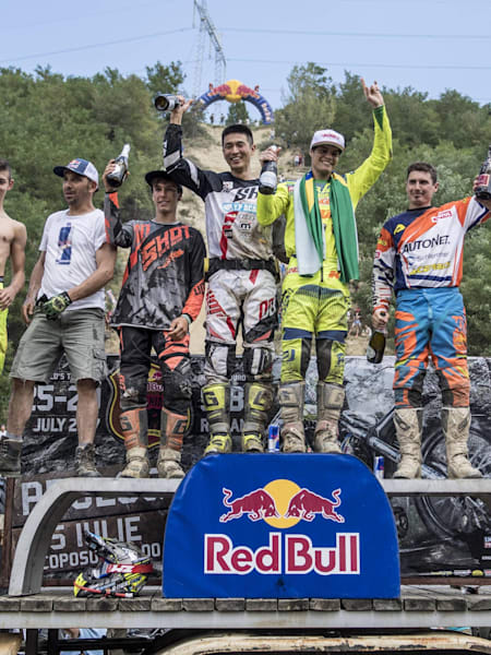 Los ganadores de todas las categorías celebran en el podio del Red Bull Romaniacs en Sibiu, Rumanía, el 29 de julio de 2017.