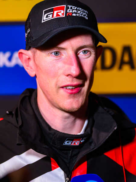 Evans stays cool in tightening WRC title race