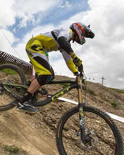Gee Atherton y Brandon Fairclough en el Crankworx L2A Polygon DH