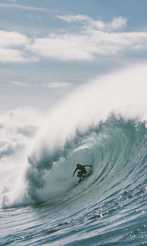 La surfeuse professionnel Justine Dupont au cœur d'un tube d'une grosse vague d'Hossegor en France.