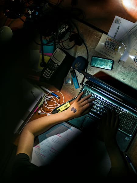 Studentka podczas nauki przy komputerze