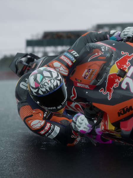 Enea Bastianini du Red Bull KTM Tech3 pilote sa moto lors d'une course dans le jeu de MotoGP 25. 