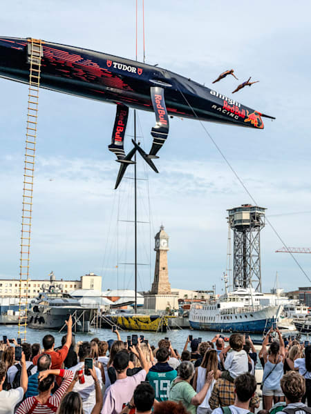 A l'ouverture de la base de Barcelone, Cliff Divers saute de l'AC75