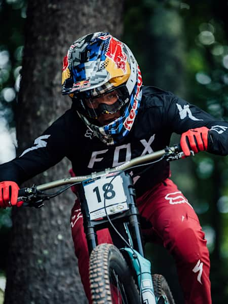 Finn Iles descend la piste de Snowshoe, aux États-Unis, lors de la Coupe du monde de VTT UCI 2021.