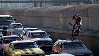 Le rider Julien Dupont en trial dans les rues de la ville de Mexico au Mexique.
