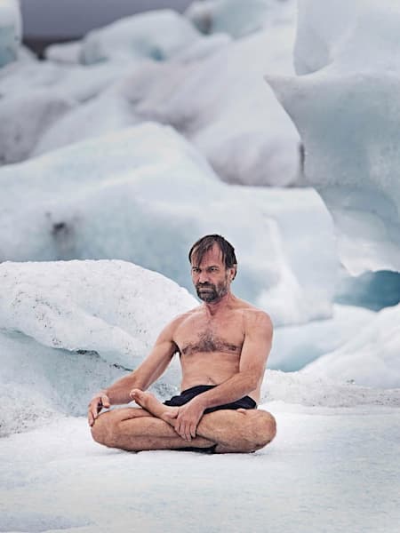 Wim Hof sentado en el hielo
