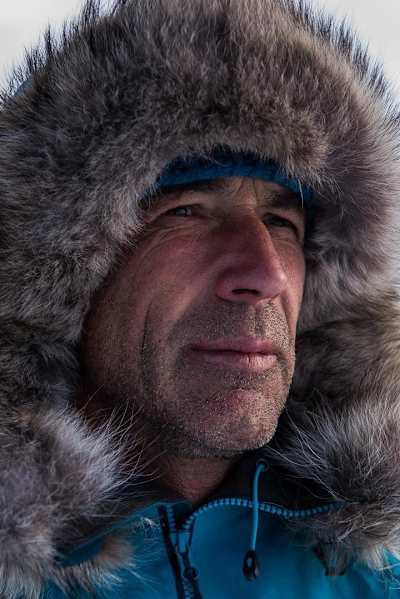 Mike Horn regardant l'horizon