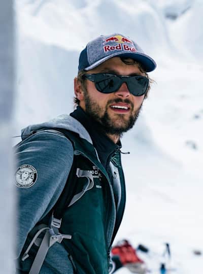 Andrzej Bargiel niesie drabinę do zaporęczowania icefallu na drodze na Mt Everest