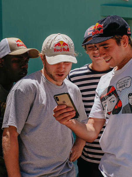 Zion Wright, Jamie Foy, Gustavo Ribeiro y Alex Midler miran un vídeo de skate en el teléfono de Alex durante la grabación de YOU GOOD? en Portugal, el 29 de mayo del 2019.