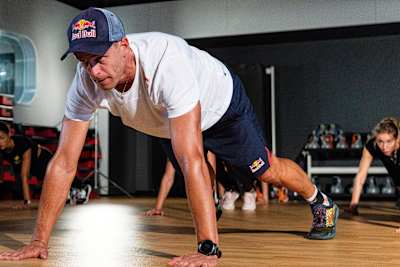 Włoski snowboardzista Roland Fischnaller prowadzi sesję fitness