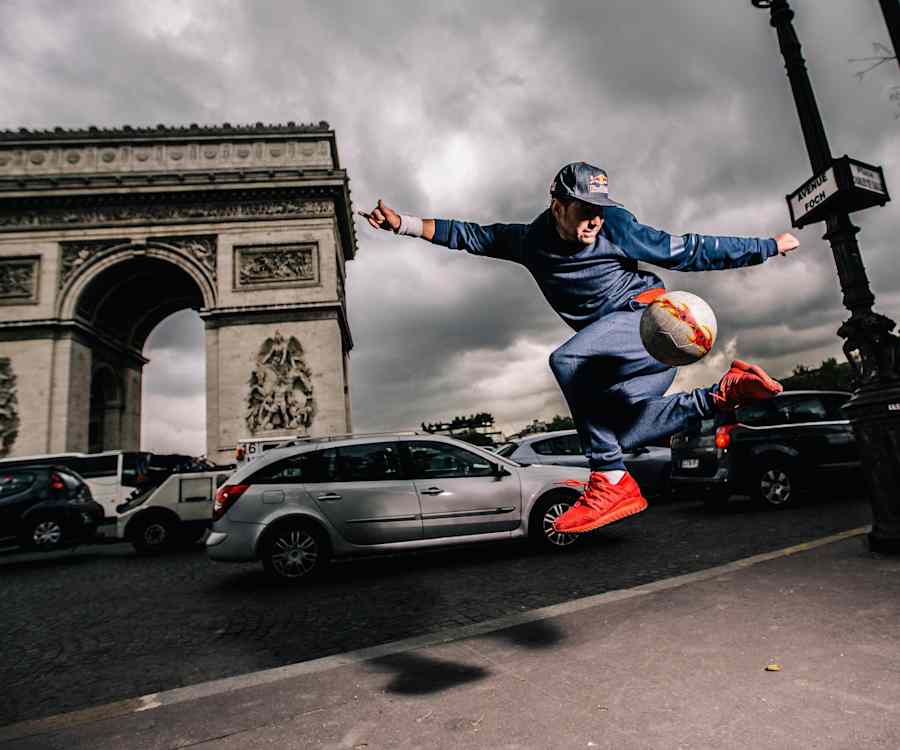 フリースタイルサッカー | Red Bull