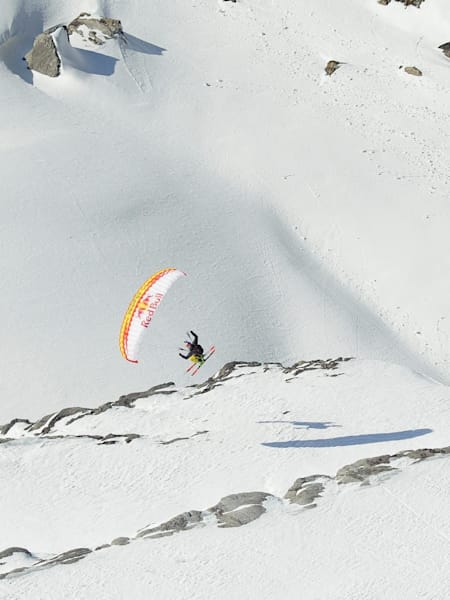 Saindo lá do alto durante um speed riding em Chamonix (França)