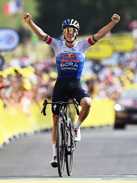 Remco Evenepoel, de l'équipe Red Bull - BORA - hansgrohe, célèbre sa victoire d'étape sur la ligne d'arrivée, devant Tadej Pogacar, lors du Tour de France 2026.