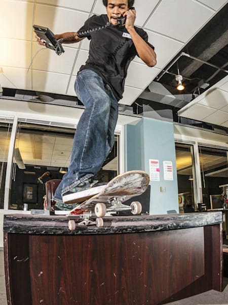 Le skateur Timmy Johnson en skateboard dans un bureau à Chicago.