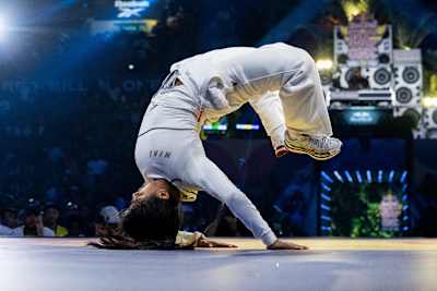 B-Girl India executa um movimento acrobático de breakdance na final mundial do Red Bull BC One 2024 no Rio de Janeiro, Brasil