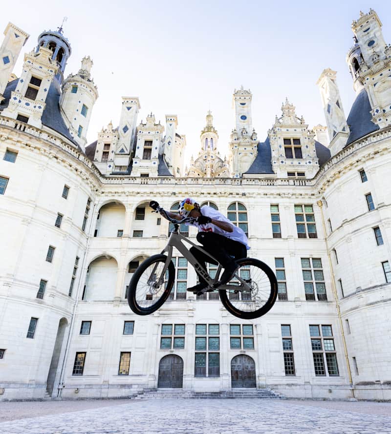西窪友海：フランスの古城をトライアルバイクで爆走！| 動画 自転車