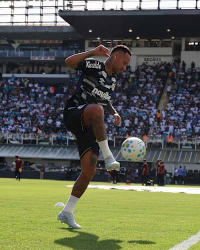 Neymar Jr à l'échauffement avant un match de football.
