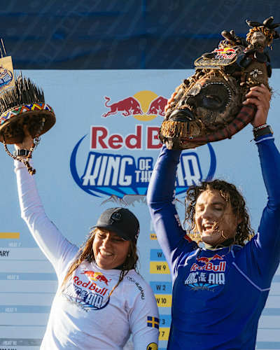 Nathalie Lambrecht y Lorenzo Casati celebran en el podio durante el tercer día del Red Bull King Of The Air 2025 en Ciudad del Cabo, Sudáfrica, levantando orgullosos sus trofeos únicos del evento.